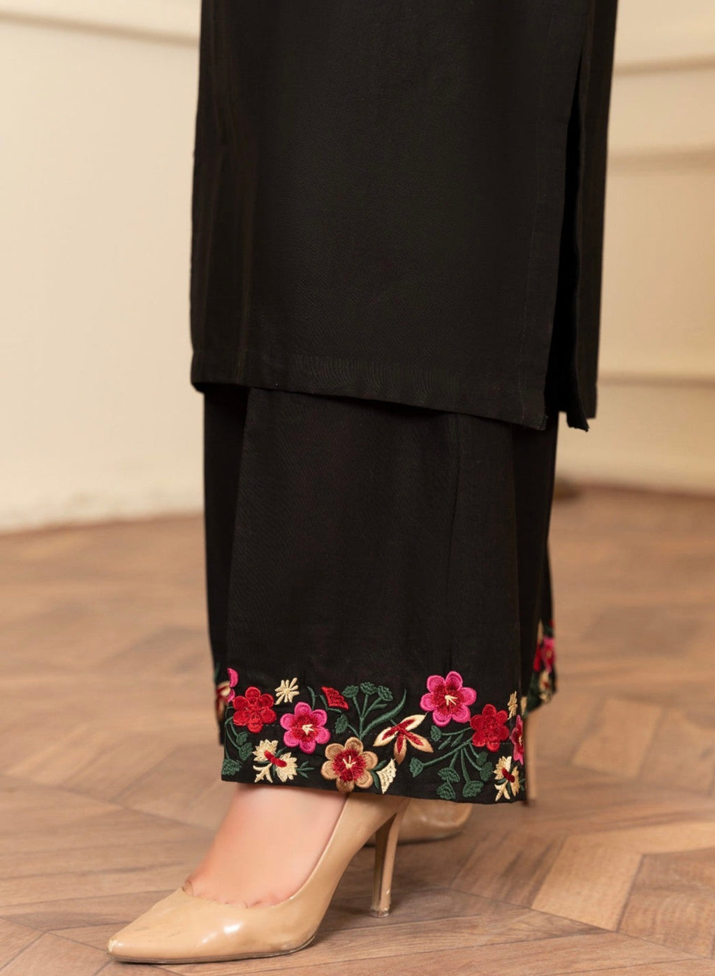 Elegant Black Floral Embroidered Lawn Salwar Kameez