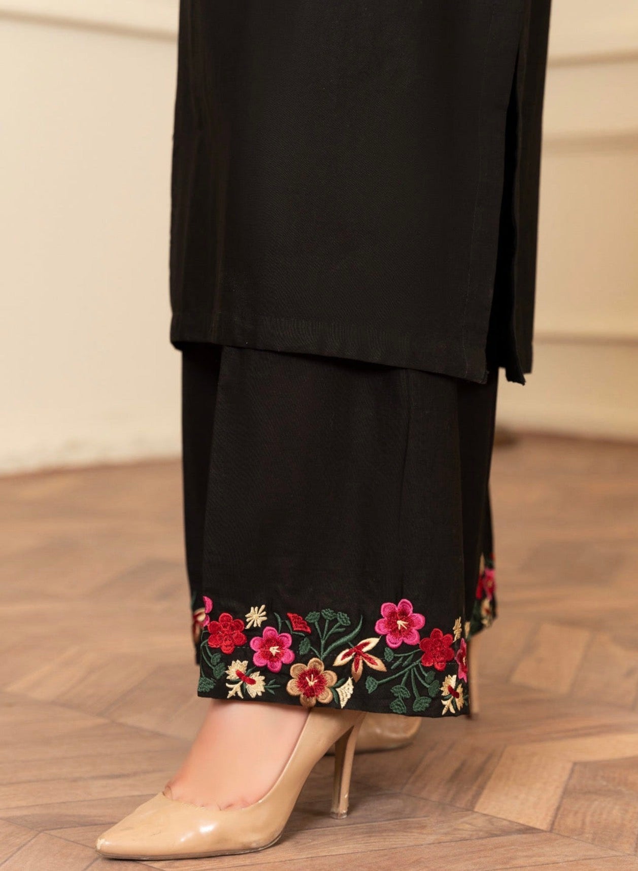 Elegant Black Floral Embroidered Lawn Salwar Kameez