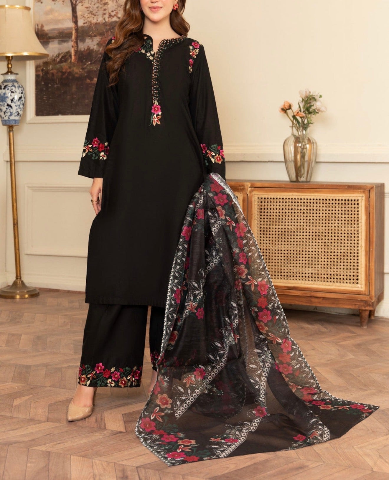 Elegant Black Floral Embroidered Lawn Salwar Kameez